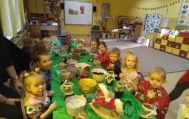 dzieci czekają na warsztaty