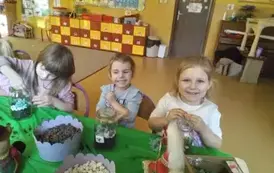 dzieci wykonują las w słoiku