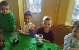 dzieci wykonują las w słoiku