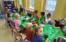 dzieci czekają na warsztaty