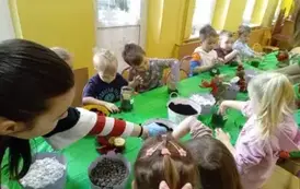 dzieci wykonują las w słoiku