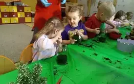 dzieci oglądają swoje słoiki