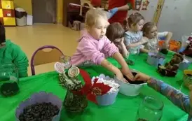 dzieci sypią ziemię do słoik&oacute;w