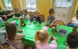 dzieci wykonują las w słoiku