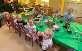dzieci wykonują las w słoiku
