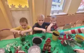 dzieci wkładają ozdoby do słoika
