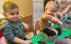 maluszki wkładają ziemię do słoika