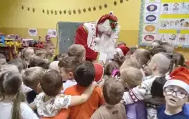 dzieci tańczą z Mikołajem