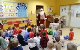 dzieci bawią sie z konfetti