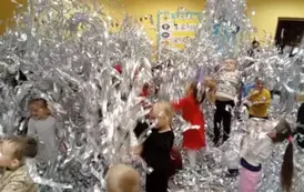 dzieci bawią sie z konfetti