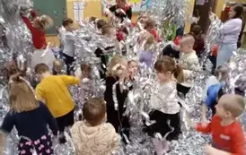 dzieci bawią sie z konfetti