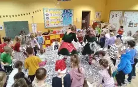 dzieci bawią sie z konfetti