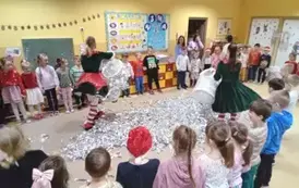 dzieci siedzą w kole