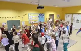 dzieci bawią się przy muzyce