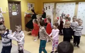 dzieci tańczą z Mikołajem