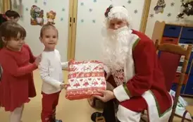 Mikołaj rozdaje dzieciom prezenty