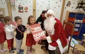 Mikołaj rozdaje dzieciom prezenty