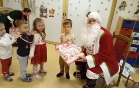 Mikołaj rozdaje dzieciom prezenty