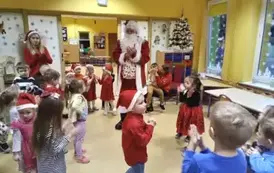 dzieci tańczą z Mikołajem