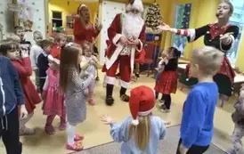dzieci tańczą z Mikołajem