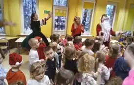 dzieci tańczą z Mikołajem