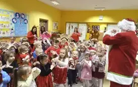 dzieci tańczą z Mikołajem