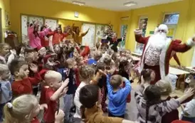 dzieci tańczą z Mikołajem