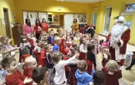 dzieci witają Mikołaja