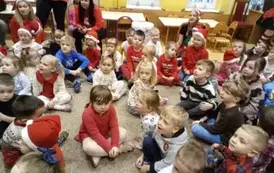 dzieci czekają na Mikołaja