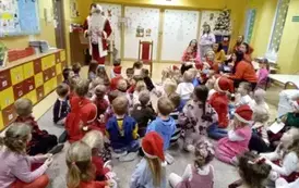 dzieci tańczą przy muzyce