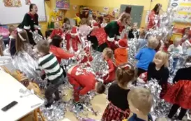 dzieci tańczą do piosenki