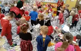 dzieci bawią się przy muzyce