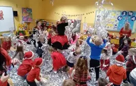 dzieci bawią sie z konfetti