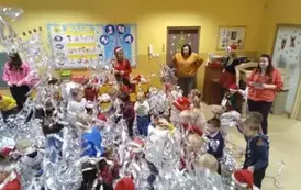 dzieci bawią sie z konfetti