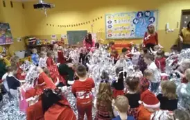 dzieci bawią sie z konfetti