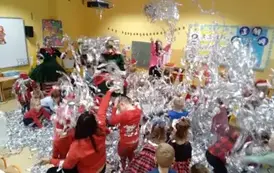 dzieci bawią sie z konfetti
