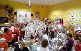 dzieci bawią sie z konfetti
