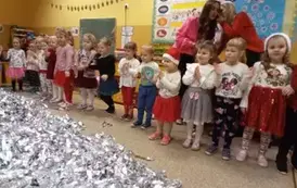 dzieci bawią sie z konfetti