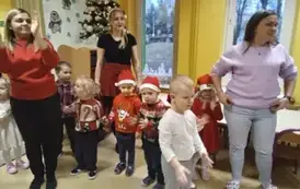 dzieci bawią sie z konfetti