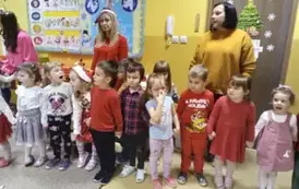 dzieci bawią sie z konfetti