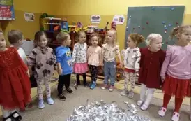 dzieci bawią sie z konfetti