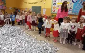 dzieci bawią sie z konfetti