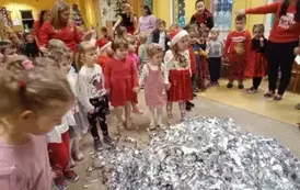 dzieci bawią sie z konfetti
