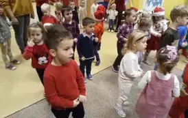 dzieci bawią się przy muzyce