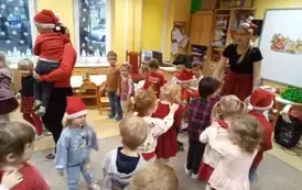 animacje świąteczne z elfami i Mikołajem