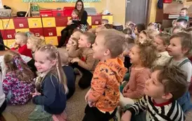 dzieci oglądają przedstawienie