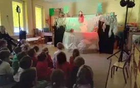dzieci oglądają przedstawienie