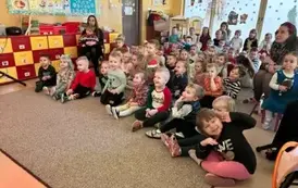dzieci oglądają przedstawienie