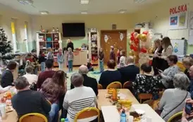 dziadkowie oglądają występ dzieci z grupy 7