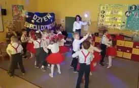 dzieci z grupy 3 tańczą